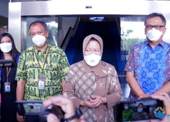 Menteri Sosial RITri Rismaharini MT didampingi tim perancang kapal dari ITS saat wawancara dengan awak media di gedung rektorat ITS.