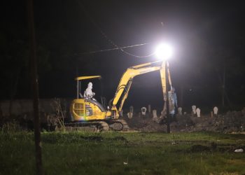 Salah satu pemakaman kesehatan secara protokol kesehatan. Dengan menurunnya kasus Covid-19, pemakaman dengan protokol kesehatan di TPU Keputih, Babat Jerawat dan krematorium juga turun.