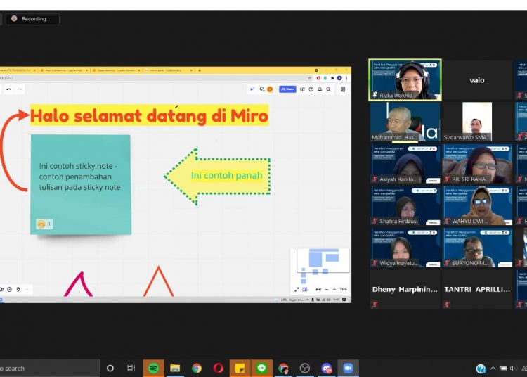 Pemaparan materi mengenai pengoperasian platform Miro oleh tim KKN Abmas ITS secara virtual.