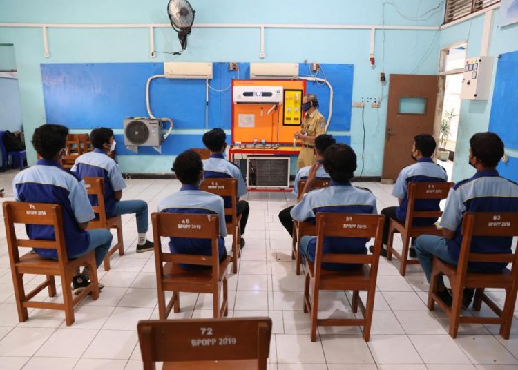 Salah satu sekolah yang mulai melakukan PTM terbatas bertahap yaitu SMK Negeri 7 Surabaya.