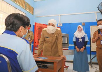 Gubernur Jatim Khofifah Indar Parawansa berdialog dengan siswa SMKN 7 Surabaya saat meninjau pelaksanaan PTM terbatas bertahap di sekolah tersebut.
