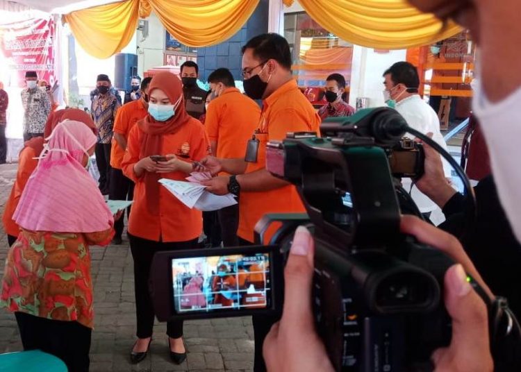 Penyerahan BST oleh Kantor Pos kepada MBR di Tuban yang dihadiri oleh Menteri Sosial Tri Rismaharini beberapa waktu lalu.