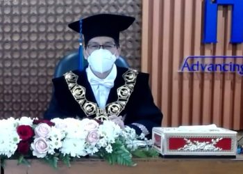 Rektor ITS Prof Dr Ir Mochamad Ashari MEng saat memberikan sambutan pada prosesi Pengukuhan Mahasiswa Baru ITS 2021.