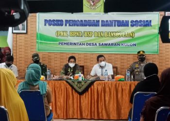 Menteri Sosial Tri Rismaharini saat berdialog dan menerima keluhan dari warga tentang bansos di Desa Sawaran Kulon, Kecamatan Kedungjajang, Lumajang.
