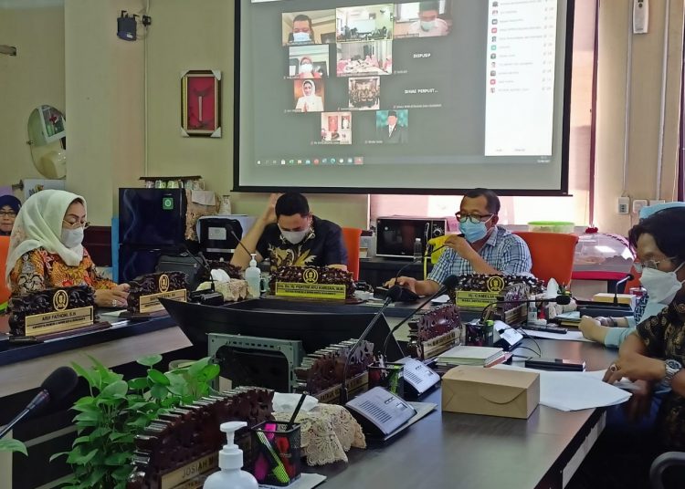 Sekretaris Pansus Raperda Penyelenggaraan Perpustakaan fatur Rohman berdialog dalam forum pansus yang menghadirkan dua pakar literasi.