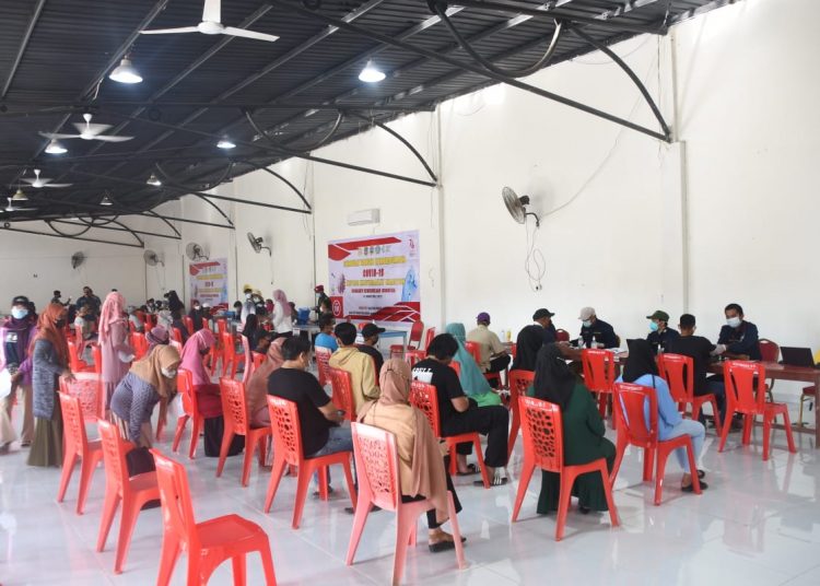 Serbuan vaksin kemerdekaan di gedung Astrada, Sei Nyamuk Sebatik, yang dilaksanakan TNI AL Lantamal XIII.