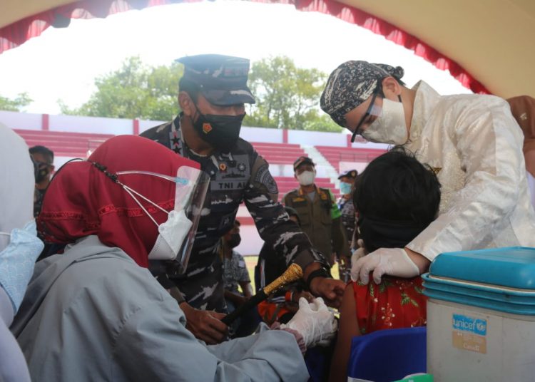 Serbuan Vaksinasi dipusatkan di Stadion Menak Sopal Trenggalek. Selama dua hari, disiapkan 30 ribu dosis vaksin bagi masyarakat setempat dengan sasaran usia 12 tahun ke atas.