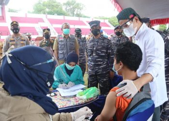 Hari pertama serbuan vaksinasi massal di Stadion Menak Sopal Trenggalek berjalan tertib dan lancar. Warga pun antusias mengikuti vaksinasi tersebut.