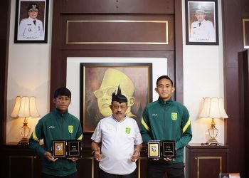 Wakil Wali Kota Surabaya Armuji bersama permain Persebaya Supriyadi dan Rizky Ridho Ramadhani.