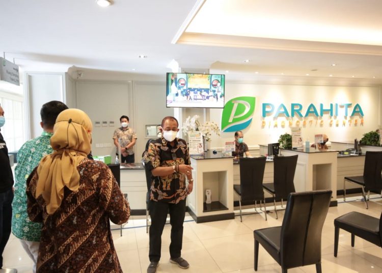 Wakil Wali Kota Surabaya Armuji meninjau laboratorium Parahita di Jalan Dharmawangsa.