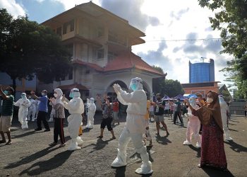 Menggunakan Alat Pelindung Diri (APD) lengkap, Wali Kota Surabaya Eri Cahyadi mengikuti senam bersama dengan warga yang sedang isolasi mandiri di Hotel Asrama Haji (HAH).