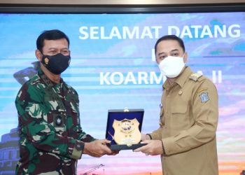 Wali Kota Surabaya Eri Cahyadi dan Pangkoarmada  II Laksamana Muda TNI Iwan Isnurwanto, S.H., M.A.P., M.Tr (Han).