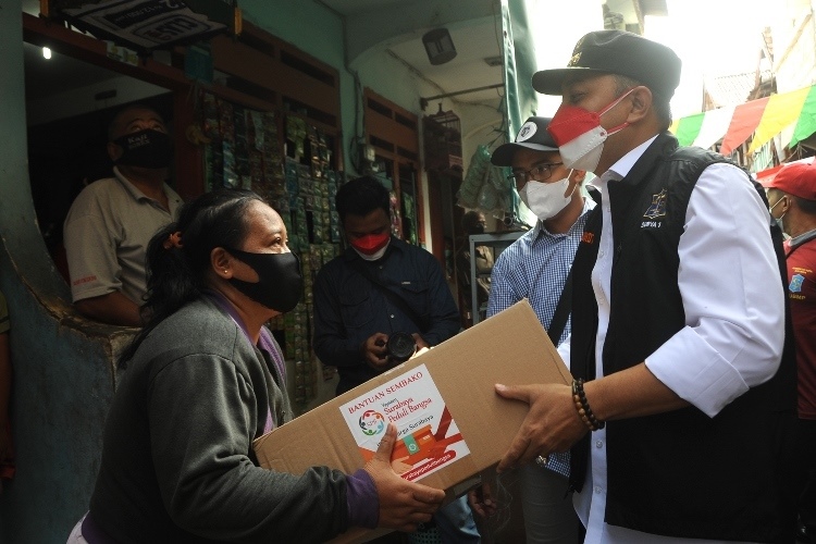 Wali Kota Surabaya Eri Cahyadi membagikan sembako kepada warga yang terdampak Covid-19 .