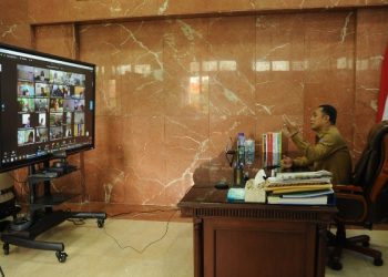 Wali Kota Surabaya Eri Cahyadi menggelar pertemuan virtual dengan kepala SD dan SMP se-Surabaya untuk membahas persiapan PTM.