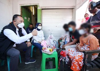 Wali Kota Surabaya Eri Cahyadi mengunjungi rumah anak-anak yang ditinggal orang tuanya meninggal karena Covid-19