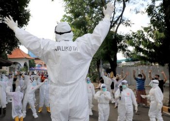 Wali Kota Surabaya Eri Cahyadi menyapa warga yang isolasi mandiri dengan ikut senam pagi di Hotel Asrama Haji.