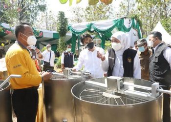 Gubernur Jawa Timur Khofifah Indar Parawansa menyerahkan secara simbolis hibah alat ekonomi produktif secara simbolis di Wana Wisata Raden Sekar Park, Desa Kradinan, Kecamatan Dolopo, Kabupaten Madiun.