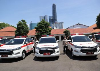 Sejumlah ambulance untuk UPT Pelayanan Sosial Tresna Werdha dibagikan Gubernur Jatim Khofifah Indar Parawansa di halaman gedung Negara Grahadi.