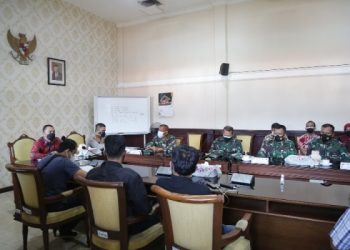 Audiensi Forum Komunikasi Pimpinan Daerah (Forkopimda) Kota Surabaya menerima perwakilan PKL  beserta aktivis di ruang rapat Sekda Balai Kota Surabaya.