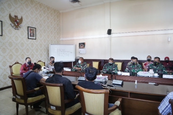 Audiensi Forum Komunikasi Pimpinan Daerah (Forkopimda) Kota Surabaya menerima perwakilan PKL  beserta aktivis di ruang rapat Sekda Balai Kota Surabaya.