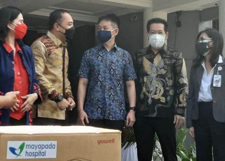 Direktur Mayapada Healthcare Group, Charlie Salim (tiga dari kanan) bersama jajarannya berbincang dengan Wali Kota Surabaya Eri Cahyadi (dua dari kiri) di sela penyerahan bantuan kepada Pemkot Surabaya.