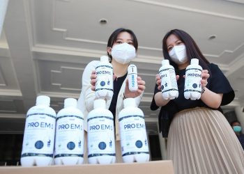 PT Agro Mitra Alimentari mendonasikan 1001 botol Pro-Em1 dengan ukuran 473 mililiter ke posko Surabaya Peduli. Bantuan probiotik itu senilai Rp 350 juta.