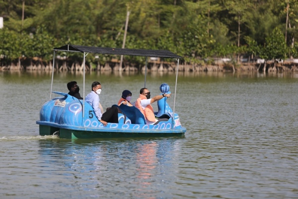 Wali Kota Surabaya Eri Cahyadi naik perahu di wahana air saat mengunjungi bozem Medokan Sawah Timur, Kecamatan Gununganyar.