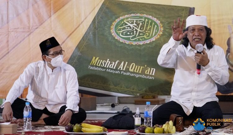 Emha Ainun Najib (kanan) saat memberikan paparan Kajian Mushaf  Tadabbur Maiyah di Masjid Manarul Ilmi ITS.