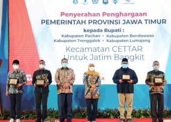 Empat bupati di Jatim dapat penghargaan dari Gubernur Khofifah Indar Parawansa atas inovasi di masing-masing pemerintah daerah.