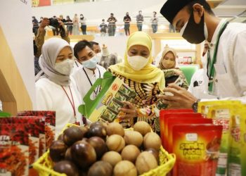 Gubernur Jatim Khofifah INdar Parwansa di sela menghadiri Festival Ekonomi Syariah. Ia berharap produk UMKM dilengkapi sertifikasi halal. Sebab produk halal saat ini sudah menjadi tren dunia, halal juga sudah menjadi gaya hidup global.