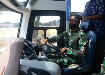 Gubernur AAL Mayor Jenderal TNI (Mar) Nur Alamsyah melakukan test drive bus kendaraan dinas baru dengan berkeliling lapangan Banda Kesatrian AAL Bumimoro,, Surabaya.