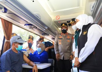 Gubernur Jatim Khofifah Indar Parawansa memberikan apresiasi atas ide Polresta Sidoarjo yang memiliki Bus Gerai Vaksinasi.