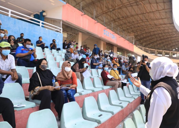 Gubernur Jatim Khofifah Indar Parawansa meninjau pelaksanaan vaksinasi di GOR Sidoarjo.