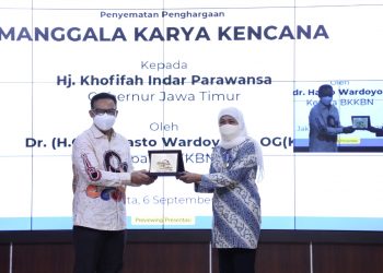 Gubernur Jawa Timur Khofifah Indar Parawansa mendapatkan Tanda Penghargaan Manggala Karya Kencana (MKK) Tahun 2021 dari Badan Kependudukan dan Keluarga Berencana (BKKBN) RI.
