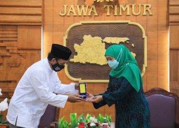 Gubernur serahkan penghargaan Jer Basuki Mawa Beya Emas kepada yang diterima atau diwakili oleh ahli waris Saiful Ali Manshur.