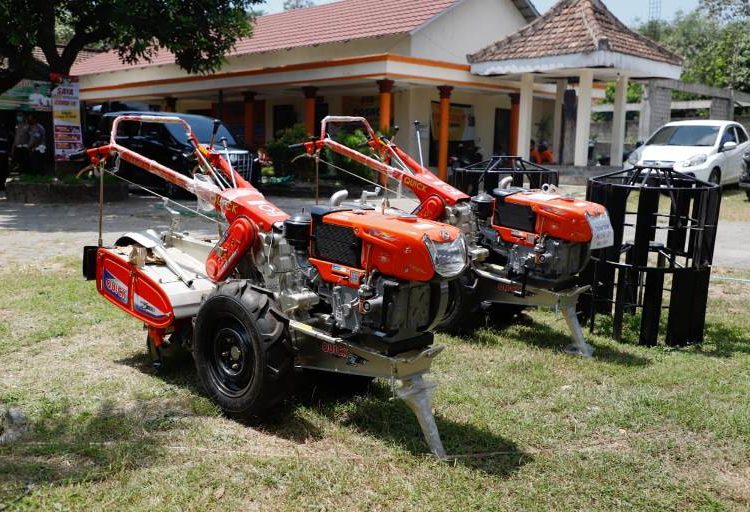 Dua unit handtractor yang diserahkan masing-masing untuk Kelompok Tani Maju Mapan dan Kelompok Tani Sido Makmur di Desa Asmorobangun, Kecamatan Puncu, Kabupaten Kediri.
