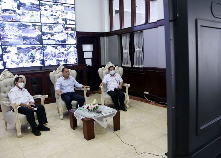 Wali Kota Surabaya Eri Cahyadi, Asisten III Pemkot Surabaya Ikhsan dan Kepala Dispora M Afghani saat  melakukan pelepasan secara virtual atlet Surabaya yang akan bertanding di Pekan Olahraga Nasional (PON) XX tahun 2021 di Papua.