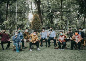 Wali Kota Surabaya Eri Cahyadi dan sejumlah pimpinan partai politik (parpol) befoto bersama di rumah dinas wali kota Surabaya.