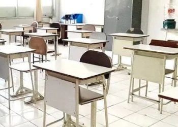 Foto ilustrasi: Pihak sekolah sedang menyiapkan ruang kelas menjelang pembelajaran tatap muka beberapa waktu lalu.