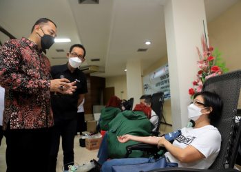 Wali Kota Surabaya Eri Cahyadi meninjau proses donor darah di PMI Surabaya.