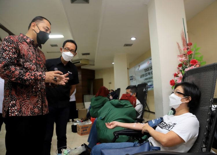 Wali Kota Surabaya Eri Cahyadi meninjau proses donor darah di PMI Surabaya.