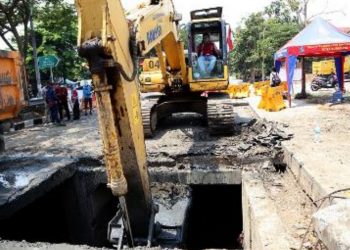 Pengerukan endapan lumpur tidak hanya dilakukan di saluran besar. Saluran bix culvert pun lumpurnya juga dikeruk untuk antisipasi genangan saat musim hujan.