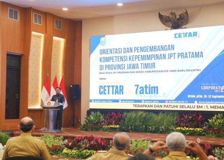 Plh Sekdaprov Heru Tjahjono saat memberikan pembekalan orientasi dan pengembangan kompetensi kepemimpinan JPT Pratama. Pembekalan dilaksanakan di kantor Badan Pengembangan Sumber Daya Manusia (BPSDM) Prov. Jatim di Jalan Balongsari Surabaya.