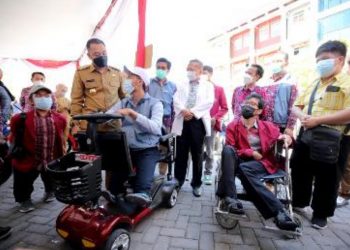 Wali Kota Surabaya Eri Cahyadi meninjau pelaksanaan vaksinasi di Universitas Muhammadiyah Surabaya. Di tempat itu Eri diperkenalkan kursi cerdas untuk para mahasiswa difabel dan dinamainya Es-Cede.