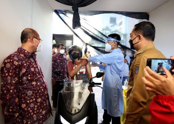 Wali Kota Surabaya Eri Cahyadi meninjau vaksinasi layanan tanpa turun (Lantatur) yang digelar di Universitas Muhammadiyah (UM) Surabaya.