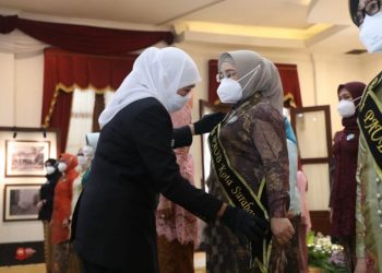Gubernur Jatim Khofifah Indar Parawansa saat melantik Rini Indriyani sebagai Bunda PAUD Kota Surabaya.