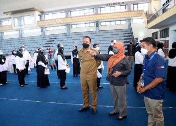 Wali Kota Surabaya Eri Cahyadi meninjau pelaksanaan seleksi kompetensi dasat CPNS di GOR Pancasila.