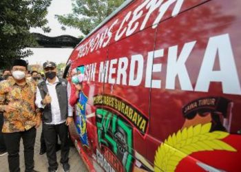 Bupati Sidoarjo Ahmad Muhdlor Ali dan Wali Kota Surabaya Eri Cahyadi dalam pelepasan mobil gerai vaksinasi Polrestabes Surabaya yang diperbantukan ke Sidoarjo untuk percepatan vaksinasi.