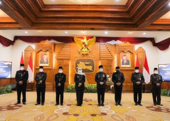 Gubernur Jatim Khofifah Indar Parawansa berfoto bersama dengan pejabat tinggi pratama usai pelantikan.