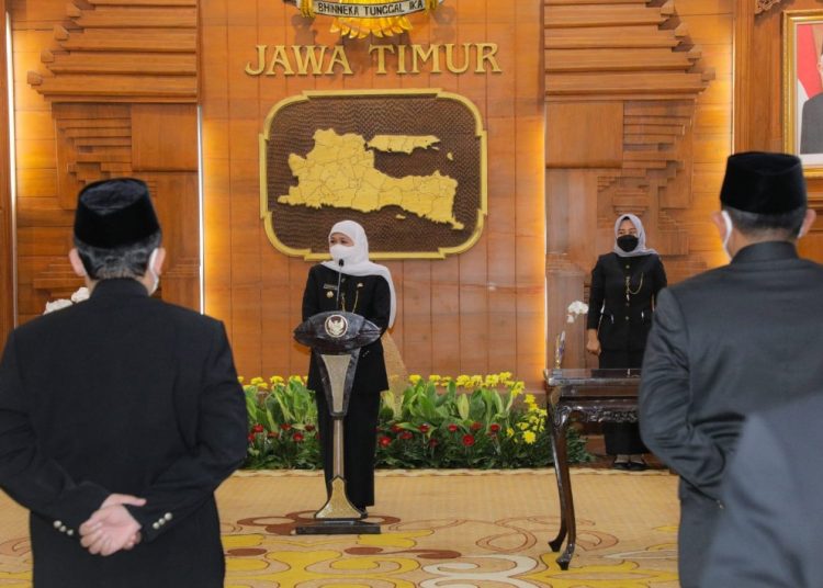 Gubernur Jatim Khofifah Indar Parawansa memberikan sambutan saat pelantikan pejabat tinggi pratama di gedung Negara Grahadi.